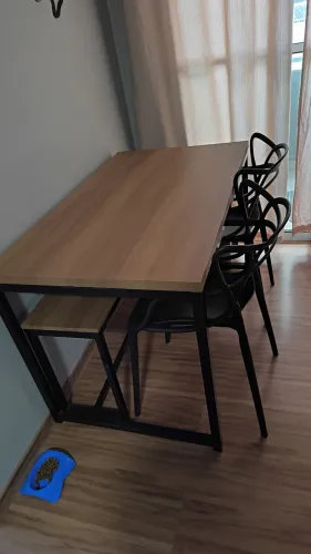 Mesa industrial com baqueta e cadeiras