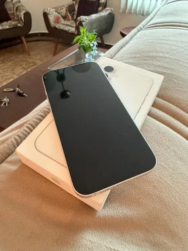 iPhone 16 PLUS 128G - saúde da bateria tá em 93% - cor branca