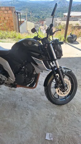 Moto muito boa bastante potente