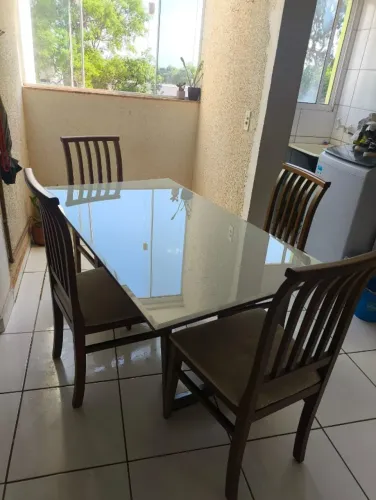 Mesa de Jantar 4 Lugares Jacaúna madeira maciça e vidro leitoso