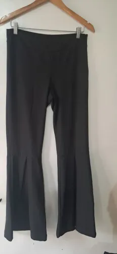 Calça preta Flare VANKOKE com babado godê na barra.