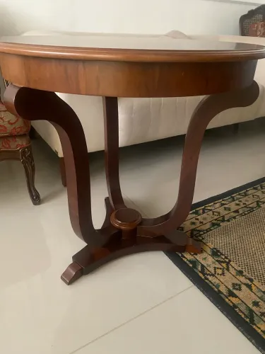 Vendo uma mesa de canto madeira maciça 70 centímetro de diâmetro 70 de altura