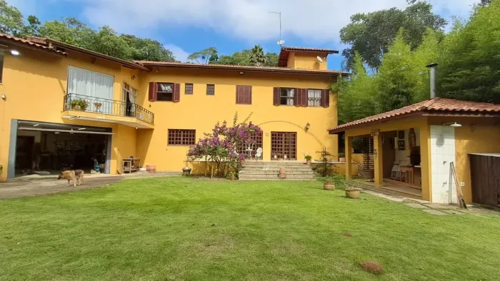 Casa de Condomínio à Venda | 1.350 m² | 5 Suítes | 6 Vagas na Serra da Cantareira!