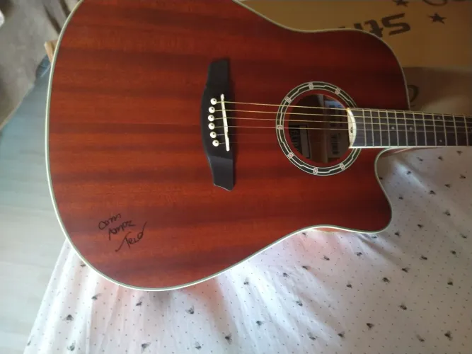 Violão novo autografado por Michel Teló