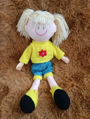 Linda boneca de pano ,medindo 40cm bem delicada e fofa 