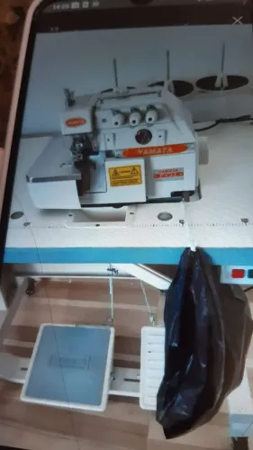 Maquina woverlok nova 1 ano de USO.