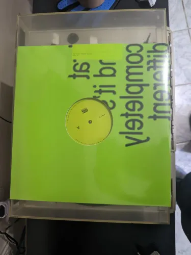 Vinil LP Charli xcx Brat and its completely different but still brat
