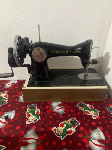 Máquina de costura antiga funcionando e relíquia