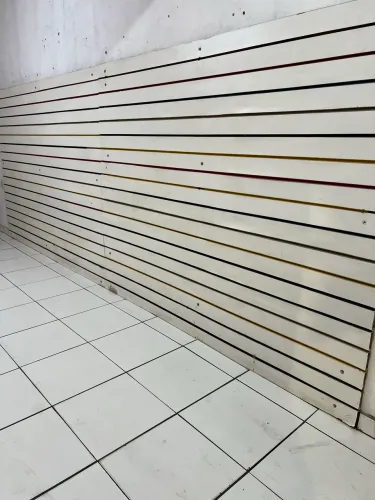 Painel Canaletado MDF com Canaletas para Ganchos e Araras