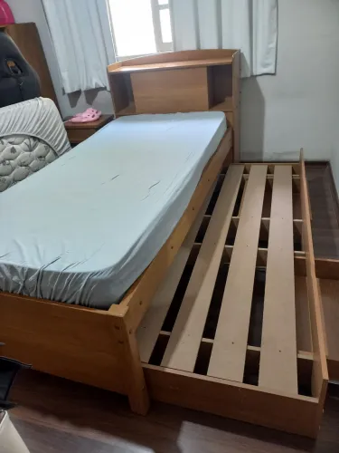 Cama solteiro com cama de baixo com 2 gavetas, cabeceira e um colchão incluso