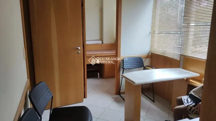 Duas salas unificadas com 3 posições distintas prontas para consultório médico.