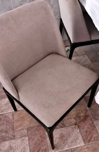 Mesa de jantar tampo de vidro, retangular com 6 poltronas estofadas.