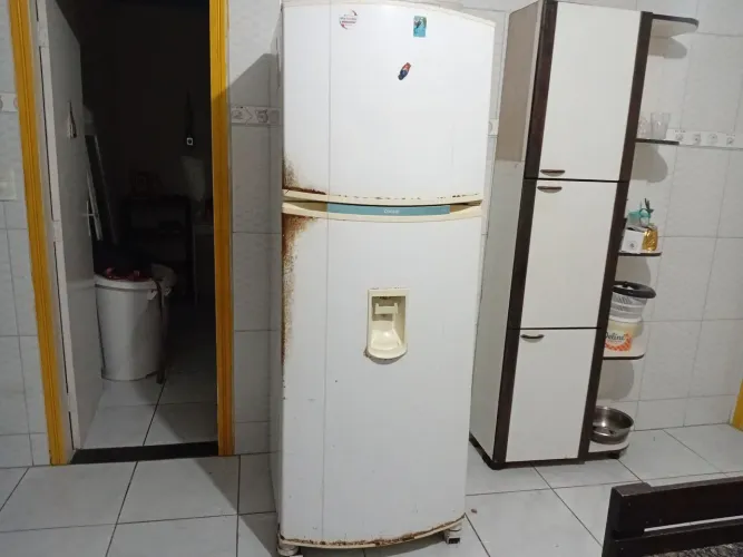 Ela só está com alguns lugares enferrujados na parte de fora, mas funciona perfeitamente.