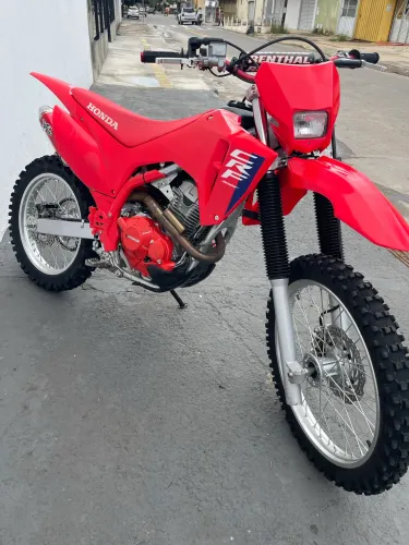 CRF 300F 2026 com acessórios  