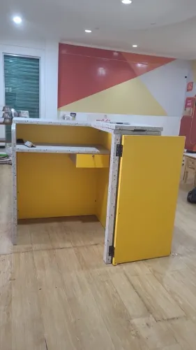 Balcão de atendimento em L