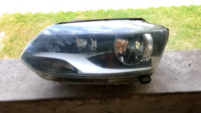 Farol dianteiro esquerdo lado do motorista