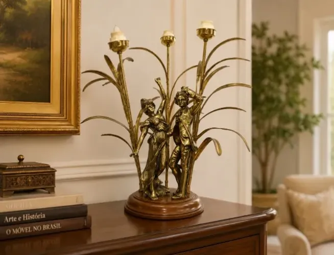  Luminária de Mesa com um Design Clássico e Detalhes Intrincados