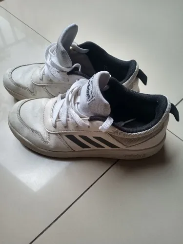 Tênis Adidas tamanho 34