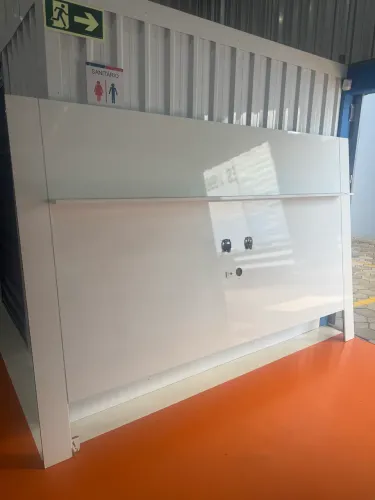Painel de TV com Rack em MDF Branco Polido