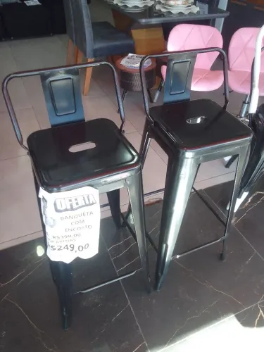 Banqueta com encosto em aço
