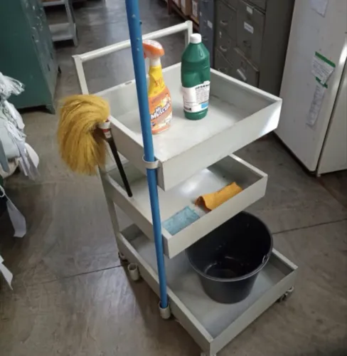 Carrinho utilitário para faxina.