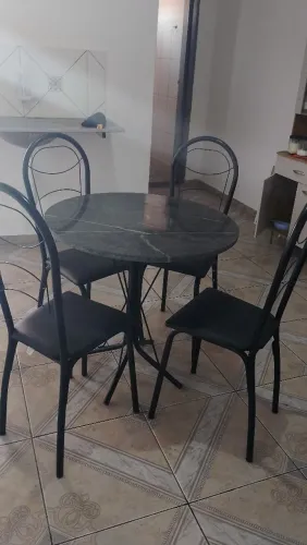 Vendo mesa de mármore 4 cadeiras 1 mês de uso !!