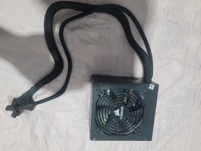 Fonte corsair cx 450m funcionando perfeitamente, só não tenho os cabos modulares.