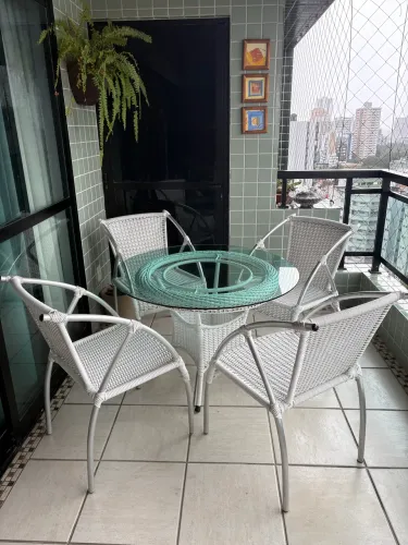 Conjunto de mesa e 4 cadeiras em vime sintético branco