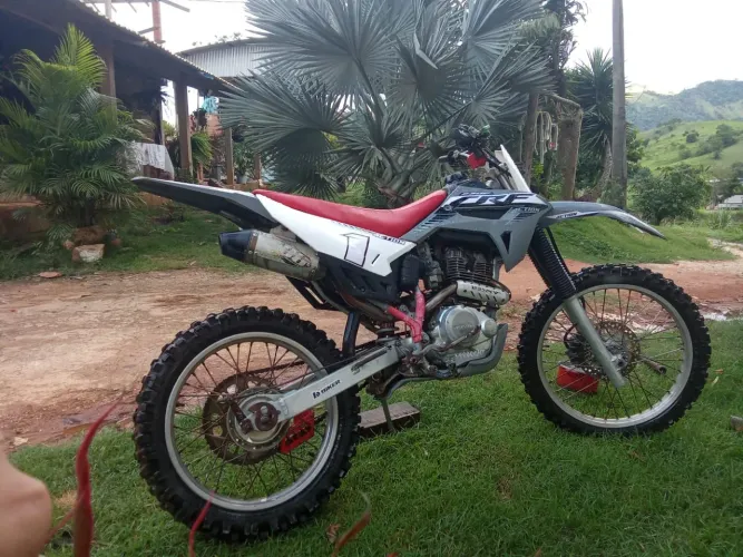 CRF 230 para 240 com comando motor feito recente  faço troca com moto de rua emplacada 