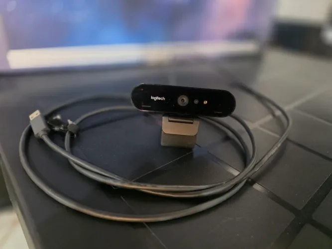 Webcam Ultra HD Logitech Brio 4K PRO com Microfone Embutido