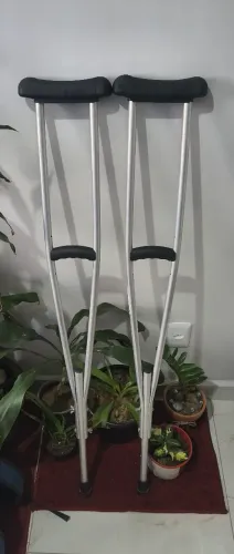 Muleta Axilar Alumínio Média M402 Indaiá - Semi-nova / Perfeito Estado