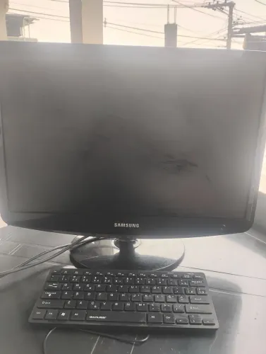 Monitor da Samsung e teclado 