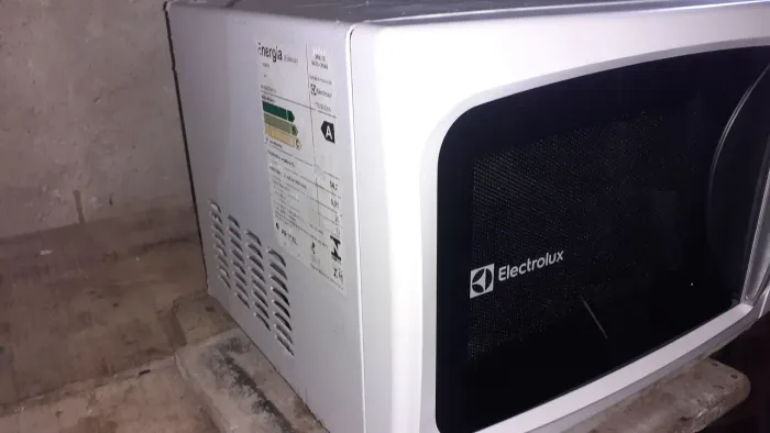 Microondas da Electrolux de 20L."NO PLASTICO"muito novo!
