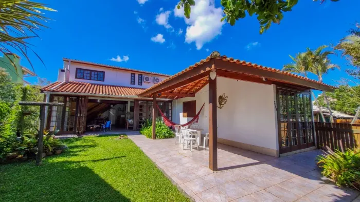 Casa com 4 dormitórios no bairro Morrinhos em Garopaba-SC
