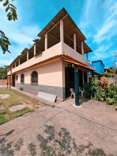 Casa linear com 3 quartos sendo um suíte.