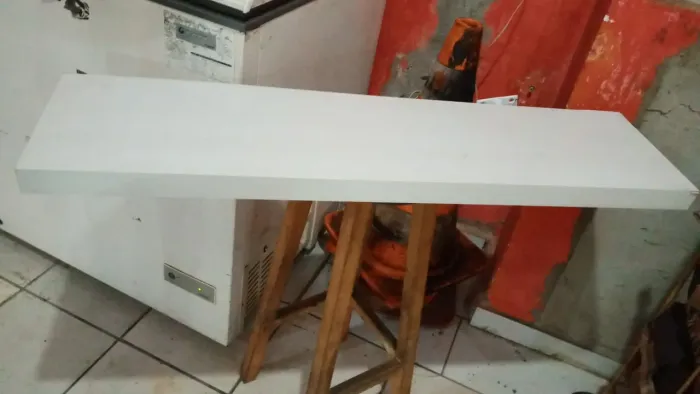 Par de prateleiras MDF branco com bases metálicas - ótima condição