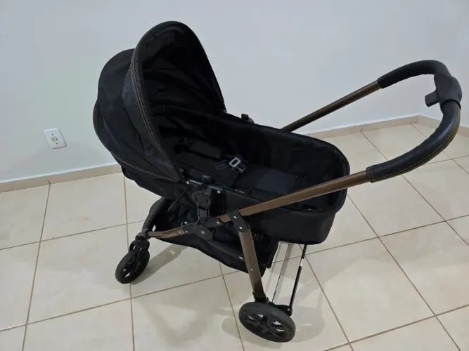 Carrinho com bebe conforto galzerano pouco usado
