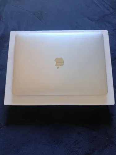 Macbook Air M1 8GB RAM, 128GB SSD em pleno funcionamento.