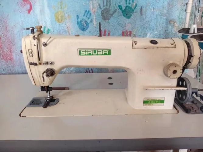 Máquina Reta de Costura Marca SIRUBA