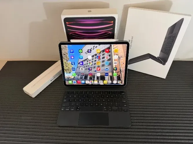Ipad Pro 4th Gen com Apple Pencil Pro e Magic Keyboard