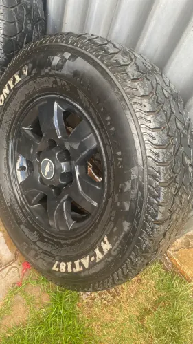 Roda com pneu 265 75 r16