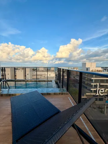 Flat com varanda e piscina na cobertura (locação por temporada)