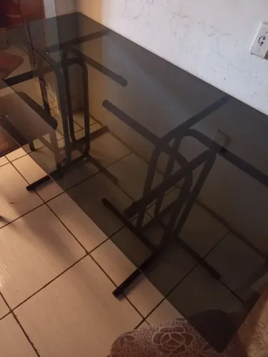 Mesa de vidro fumê