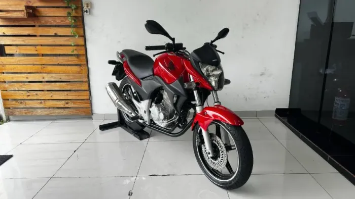 HONDA CB 300R 2010 VERMELHA COM 84.000 KM