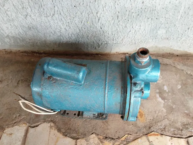Bomba d'água antiga