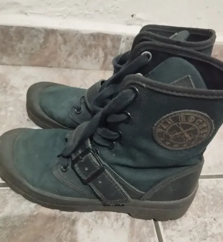 Bota feminina comprada na loja vírus número 34