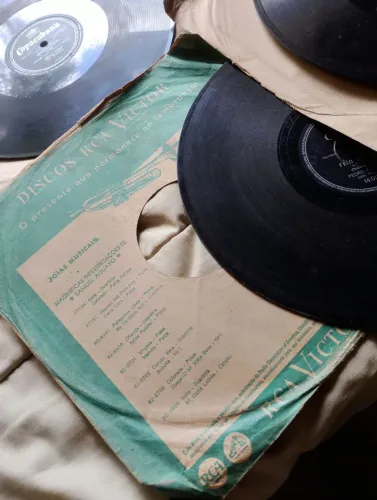 Discos de vinil com pequenas avarias