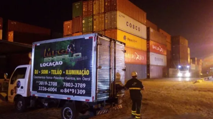 Caminhão Baú Kia Bongo K2700 ano 2000