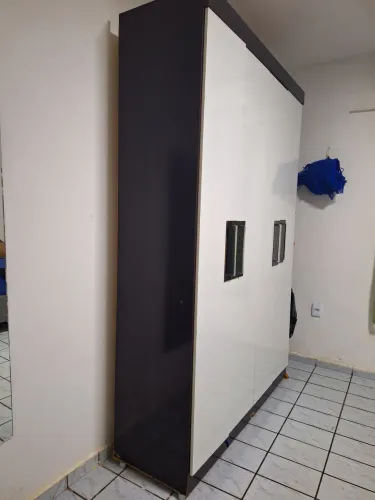 Vendo um guarda roupa preto com branco  de solteiro de 4 portas 