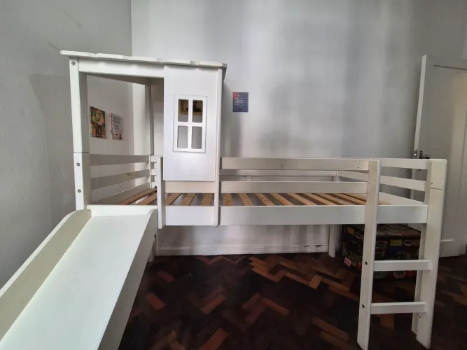 Vendo cama alta infantil com escorregador e telhadinho da Casa Tema.